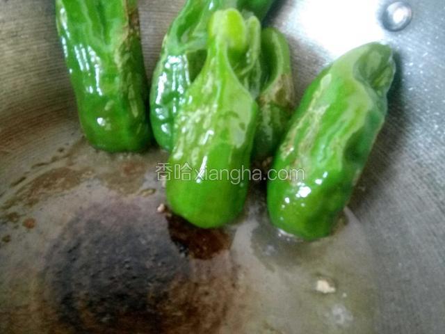 立起来，把封口煎熟，防止散出