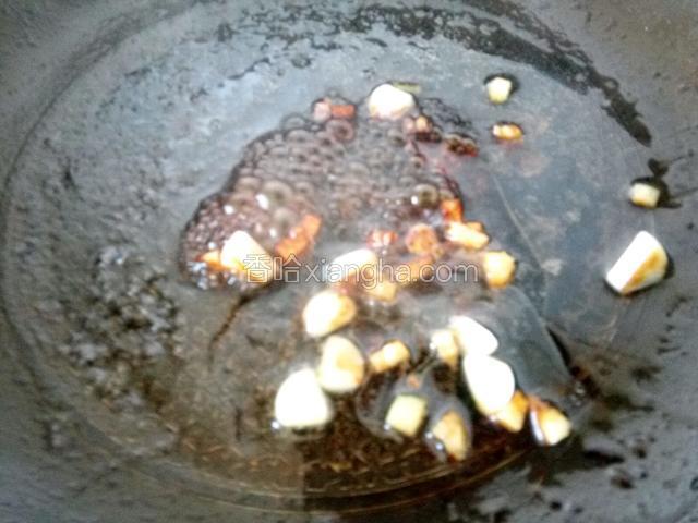 加料酒，老抽，盐，糖，鸡精，烧开，盐少一点，肉末腌制过了