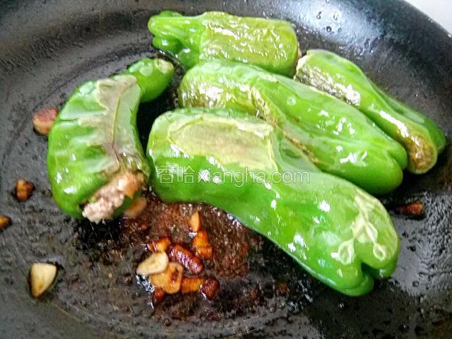 放入青椒，小火煎入味