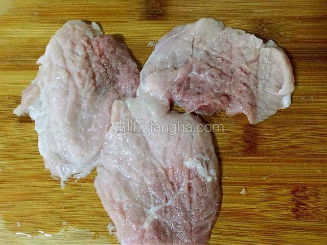 猪里脊肉切成片，然后用刀背敲打拍松
