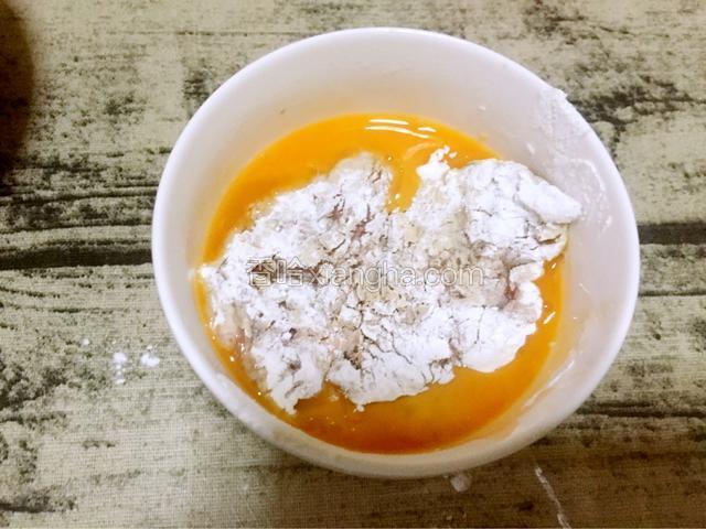再放入鸡蛋液中沾满鸡蛋