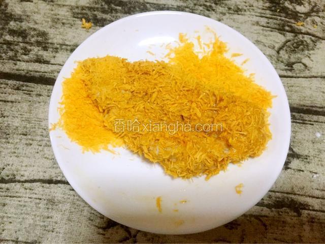 最后放入面包糠中裹上一层面包糠