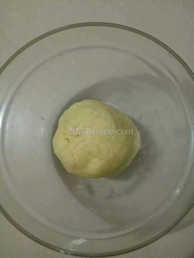 揉成面团，揉好的面团比较干，静置半小时左右。