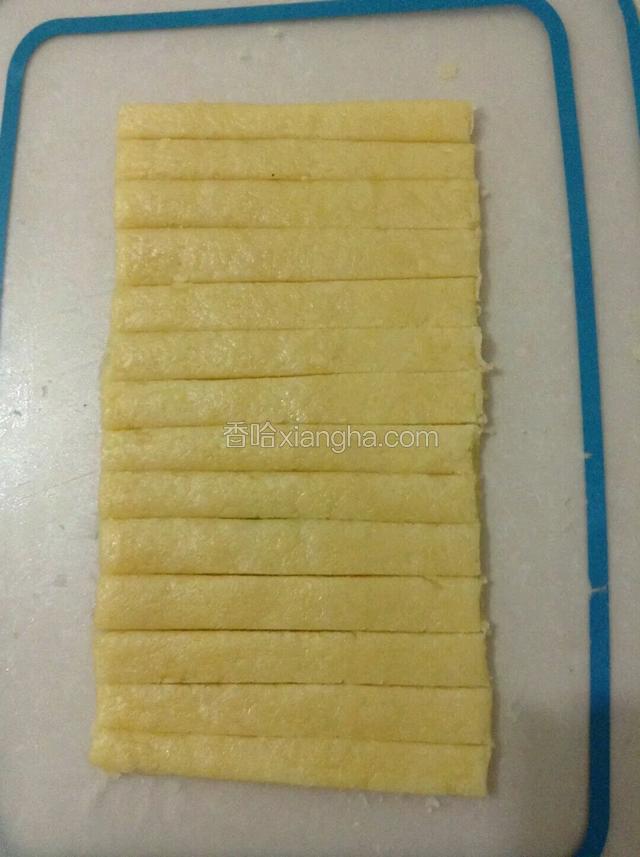 用刀切成长条。