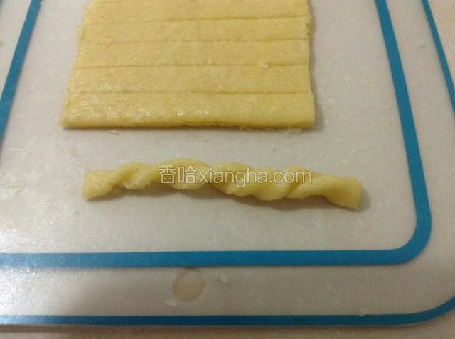 两手各拿长条的一端，反方向拧几圈。