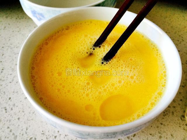 蛋液和温水混合，加一勺玉米油
