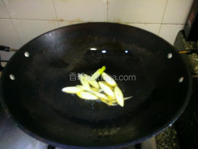 热油锅下大葱爆香