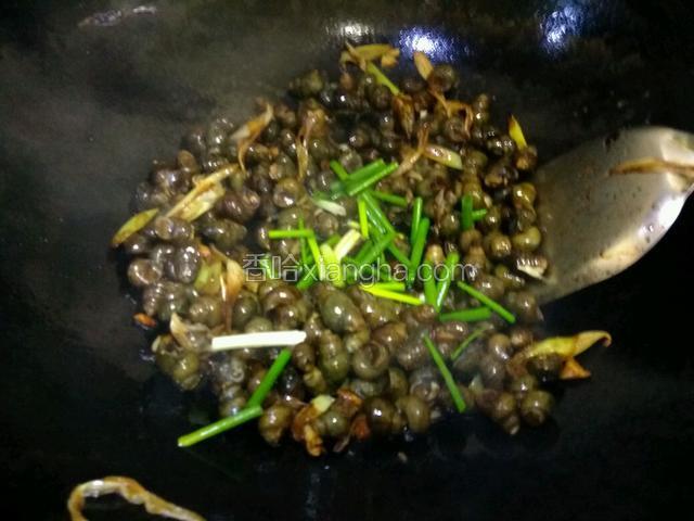 搅拌均匀，给葱段，断生关火出锅