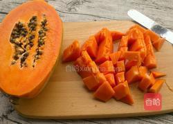 鲜奶炖木瓜的做法图解1