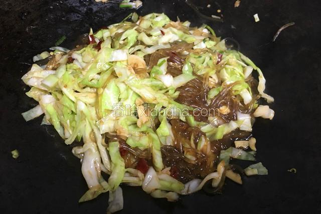 淋油翻炒出锅；