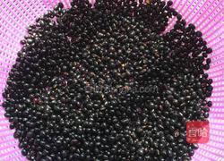 蜂蜜醋泡黑豆的做法图解1