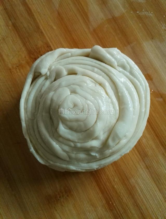 卷好后捏紧边缘