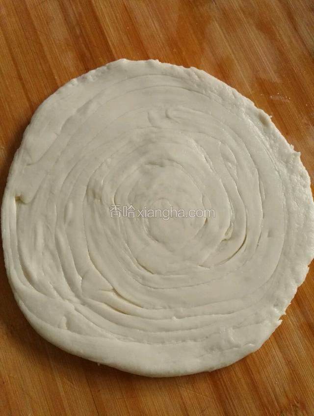 压扁后用擀面杖擀成大饼