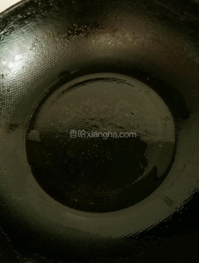 都做好后，平底锅小火烧热，抹少许油
