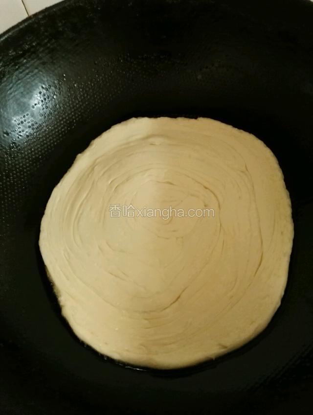 放入饼（期间不停翻面烙）