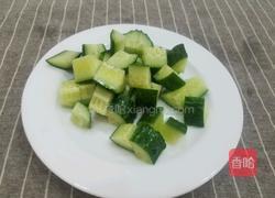 黄瓜炒鱼丸的做法图解2