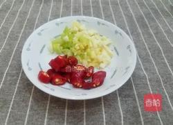 黄瓜炒鱼丸的做法图解3