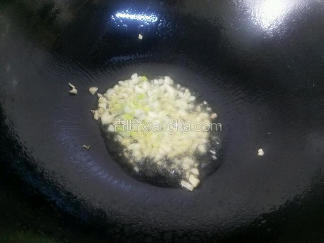 开大火将锅烧热，锅热后放入油，油五成热时放入葱姜蒜炝锅。