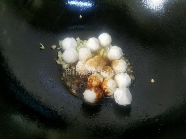 放入鱼丸,料酒,生抽,胡椒粉,十三香将其翻炒均匀，炒出香味。