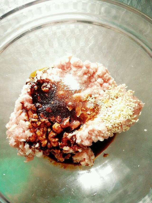 羊肉馅加入适量盐，老抽，生抽，鸡精，香油，拌匀。