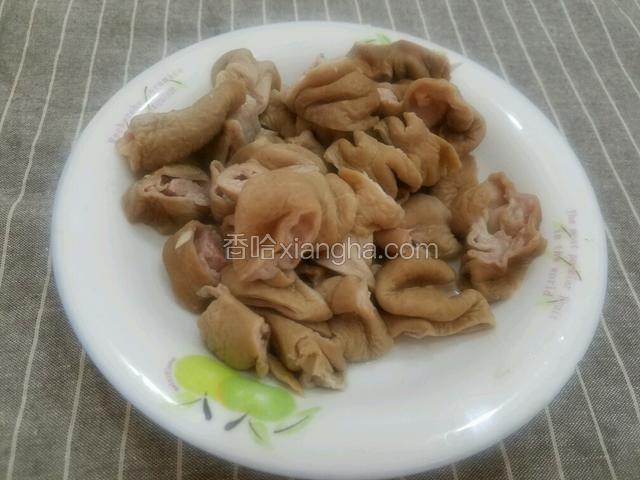 将煮好的大肠切成圈。