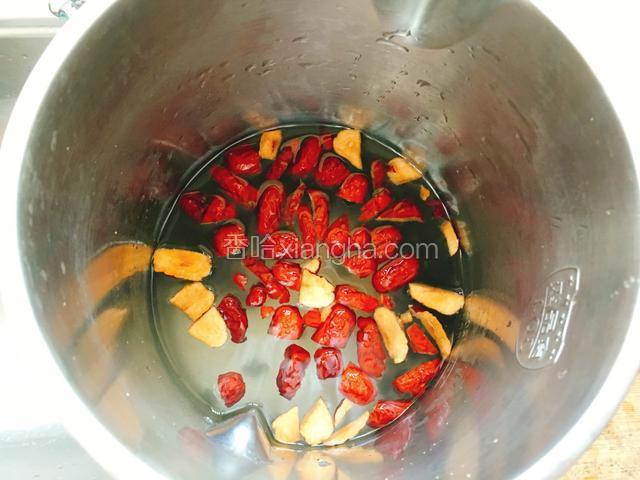 全部材料放入豆浆机中，加入适量的白糖，再加入清水到1000毫升的水位线。