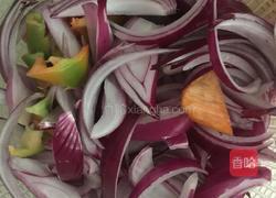 清炒洋葱木耳青椒（拌米饭）的做法图解1