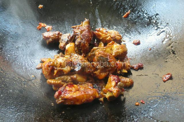 放入鸡块爆炒，加入酱油和食盐。