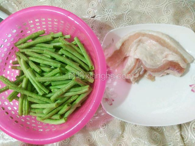 准备好食材，豆角择好，五花肉一块