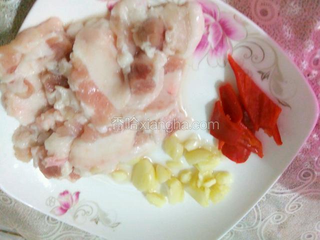 五花肉东薄片，辣椒，蒜切小