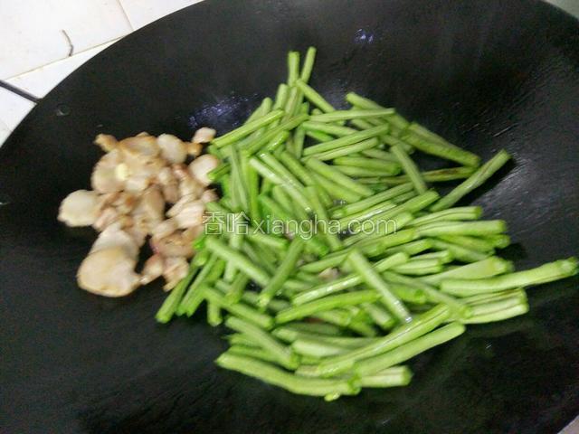 再下豆角下去炒