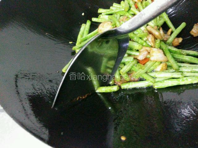 炒制豆角熟（用锅铲，铲一下很容易断就是熟了）