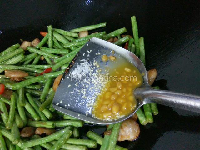再放鸡精和黄豆酱，炒入味就可以了