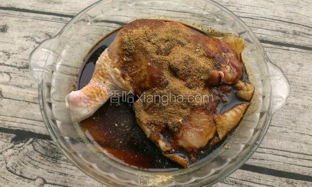 倒入生抽老抽，胡椒，花椒孜然烧烤料姜粉，盐，抹匀后给鸡腿按摩一会，让其入味