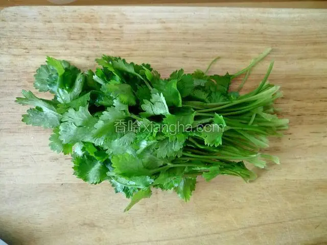 香菜去根，洗净
