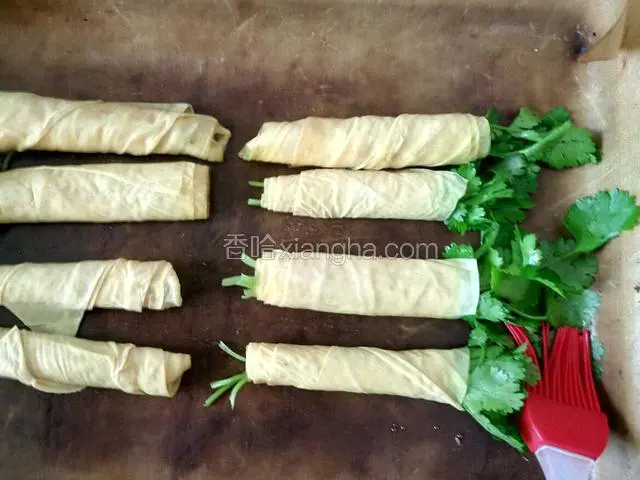 把，豆腐皮卷放在烤盘上，刷一层油