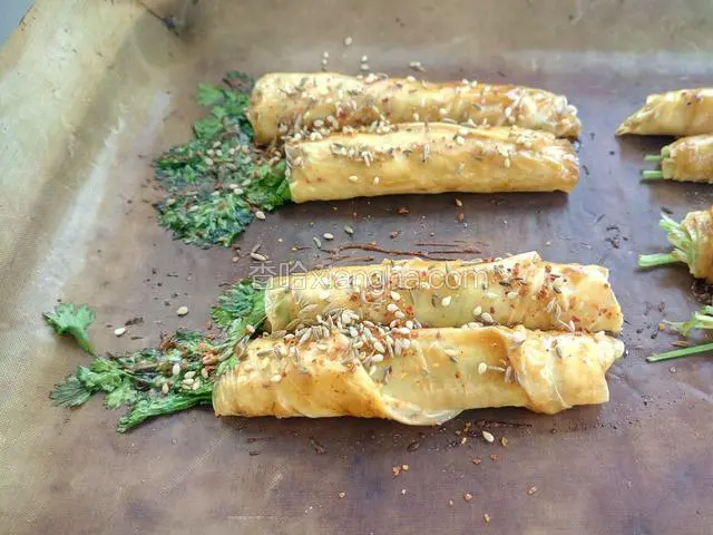 烤好后撒上芝麻 孜然 辣椒面
