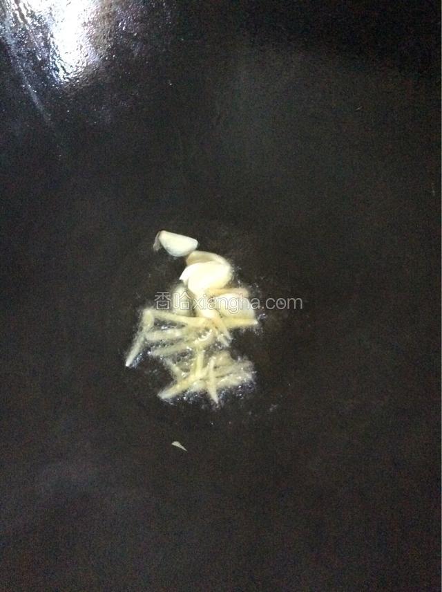 下油爆香姜蒜。