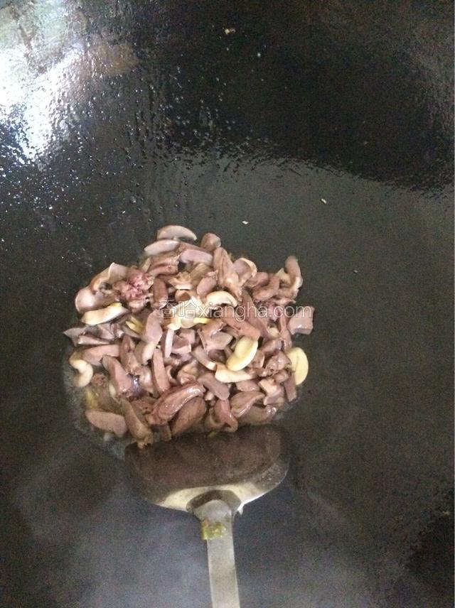 倒入鸭杂大火爆炒