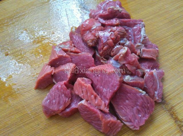 牛肉切块。