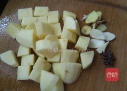 土豆炖鹅肉的做法图解2