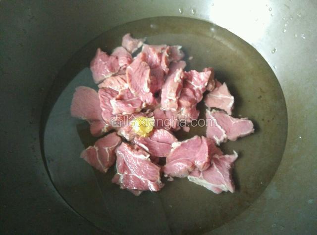 牛肉冷水下锅，加姜、料酒煮开。