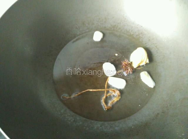 油锅烧热，下姜、蒜、八角、当归爆香。