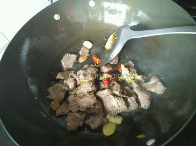 加入牛肉、辣椒、香叶翻炒2分钟，趁热加入料酒（高温会带走一些腥味）。