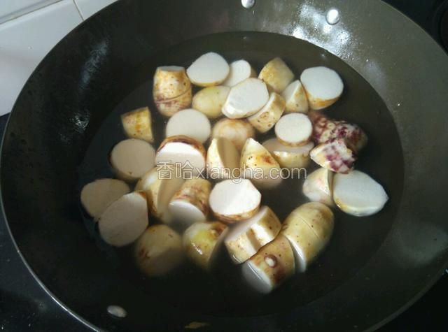 趁煮牛肉的时候把芋头去皮（也可洗干净连皮一起煮熟再剥皮），入锅煮至软烂。