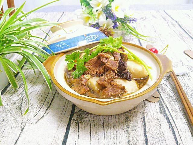 美味营养的芋头煮牛肉出锅了。