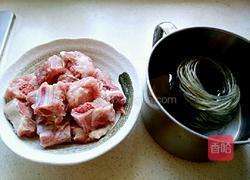 排骨炖粉条的做法图解1
