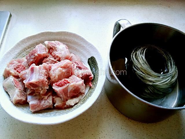 排骨洗干净切小段，粉条用温水泡半小时