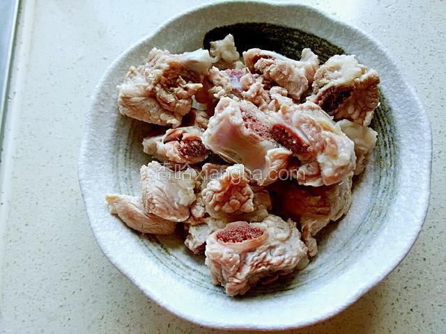 排骨用开水烫两遍，洗去血水