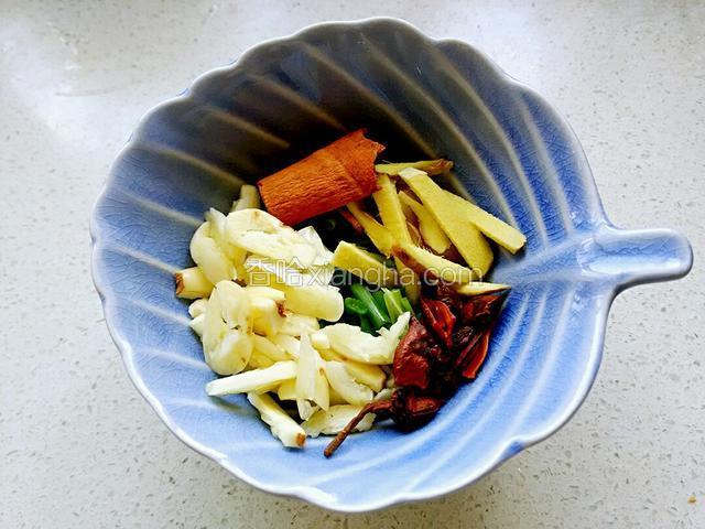 大蒜生姜葱洗干净切好，八角桂皮洗干净